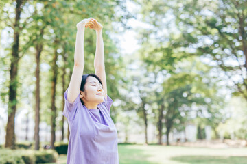 ヨガ・森林浴・筋トレ・トレーニング・ストレッチする女性
                        