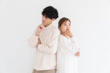 考えるカップル