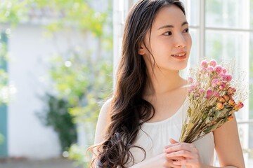 お花を持った若い日本人女性　ポートレート