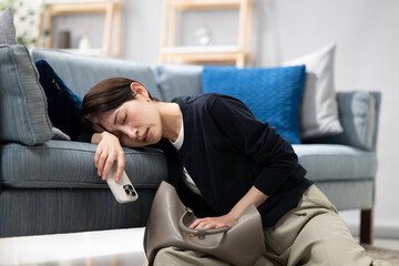疲れて寝落ちする女性