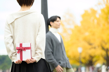 プレゼントを渡す日本人男女