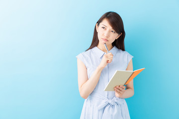メモをする女性　考える