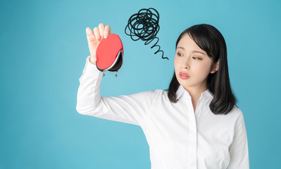 財布を持つ女性