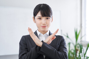 オフィスでNGサインを出す日本人女性ビジネスウーマン
