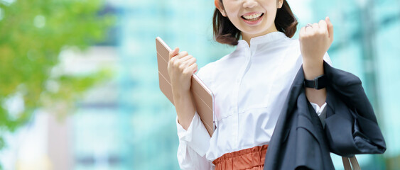 ガッツポーズで応援する女性