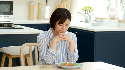 食事を我慢する女性