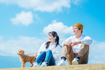 愛犬と遊ぶ男女
                        