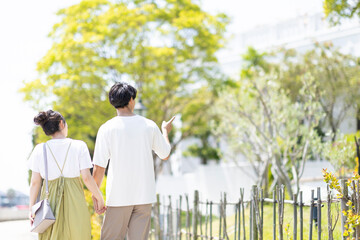手を繋いで歩く男女