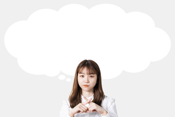 指でバツのポーズをする女性_ふきだし付き