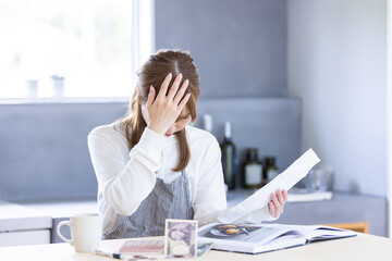 家計に悩む主婦　managing household finances