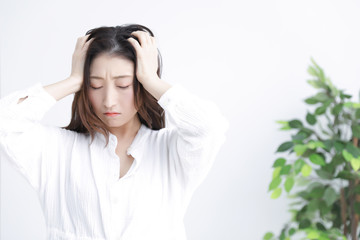 悩む女性