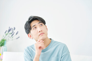 男性　考える　リビング