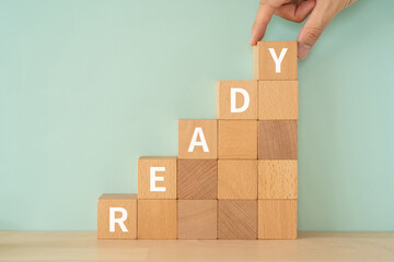 準備のイメージ|「READY」と書かれたブロックと手